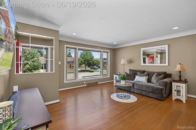 20300 Sunnyside Street, St. Clair Shores, MI 48080