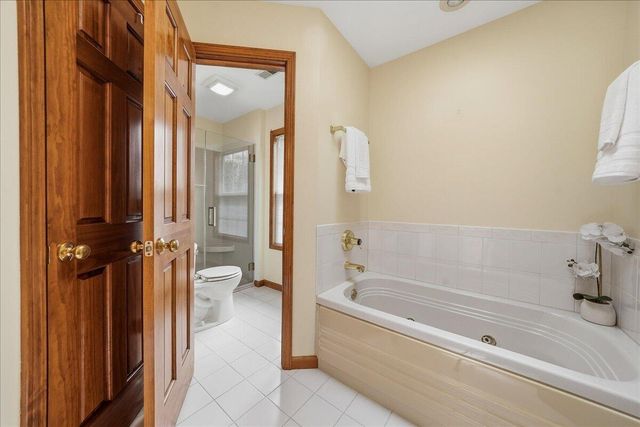 2105 Shadowood Court, Valparaiso, IN 46383