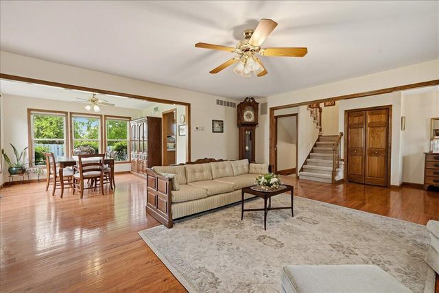 2105 Shadowood Court, Valparaiso, IN 46383