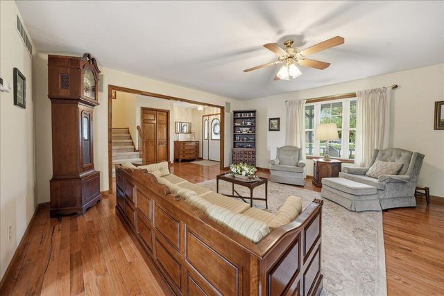 2105 Shadowood Court, Valparaiso, IN 46383