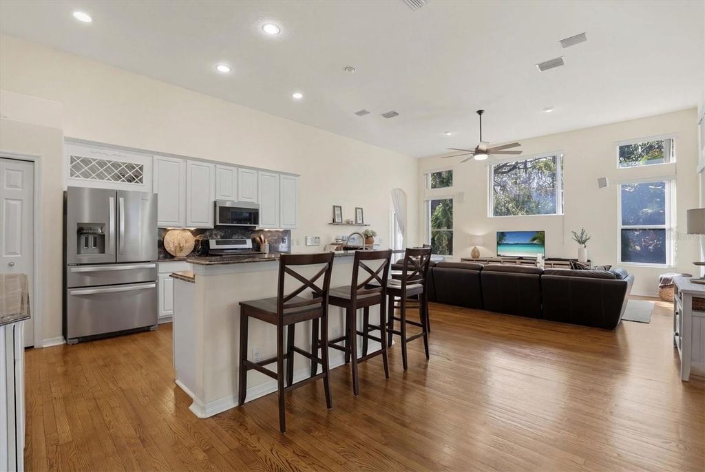 Image 14 of property listing at 328 LIAM AVENUE, Tarpon Springs, FL 34689