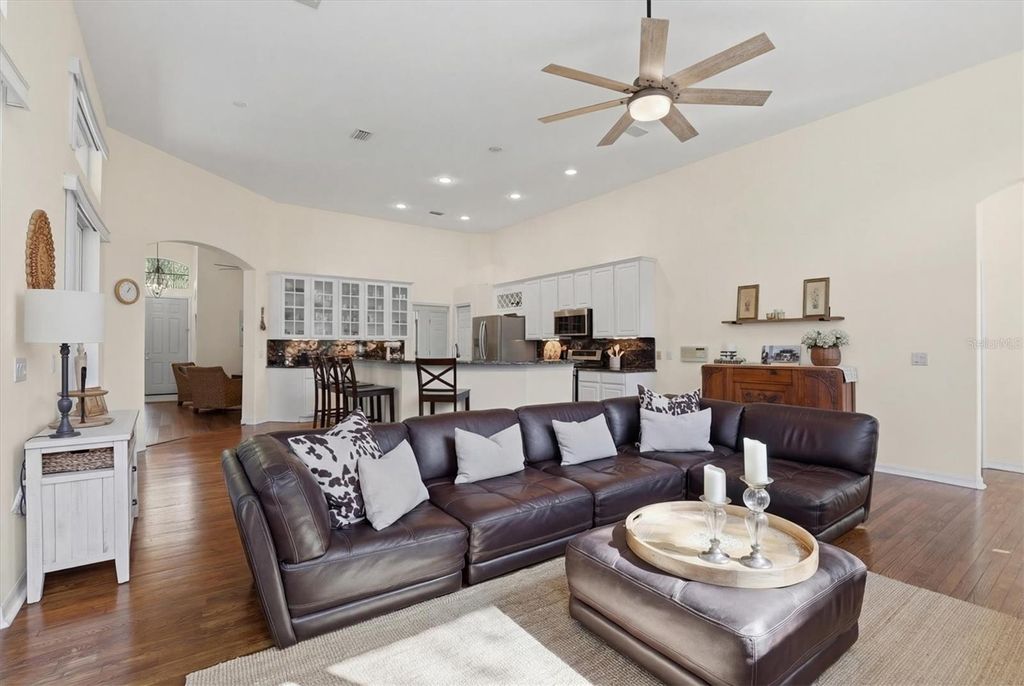 Image 23 of property listing at 328 LIAM AVENUE, Tarpon Springs, FL 34689