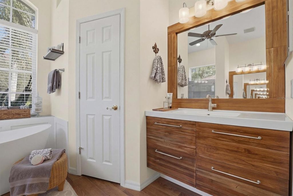 Image 32 of property listing at 328 LIAM AVENUE, Tarpon Springs, FL 34689