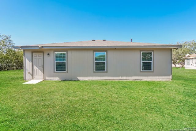 917 8th, Seguin, TX 78155