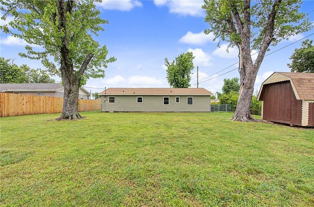 715 N 12th Place, Rogers, AR 72756