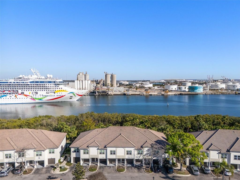 Image 2 of property listing at 1037 NORMANDY TRACE ROAD 1037, Tampa, FL 33602