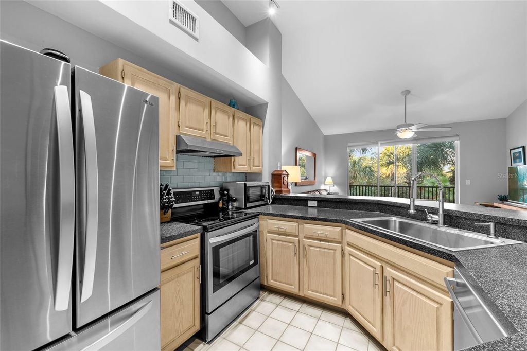 Image 13 of property listing at 1037 NORMANDY TRACE ROAD 1037, Tampa, FL 33602