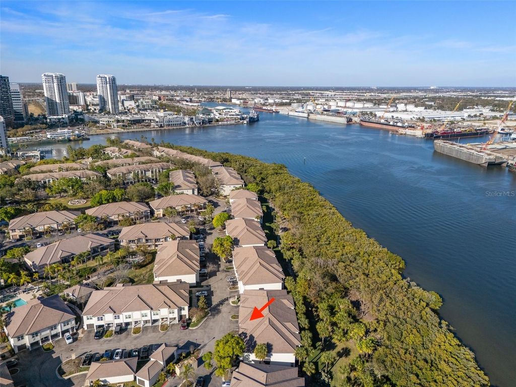 Image 4 of property listing at 1037 NORMANDY TRACE ROAD 1037, Tampa, FL 33602