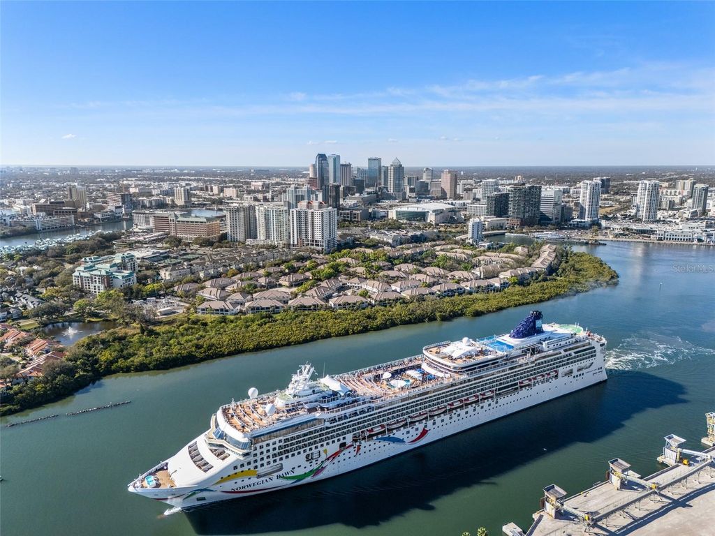 Image 59 of property listing at 1037 NORMANDY TRACE ROAD 1037, Tampa, FL 33602