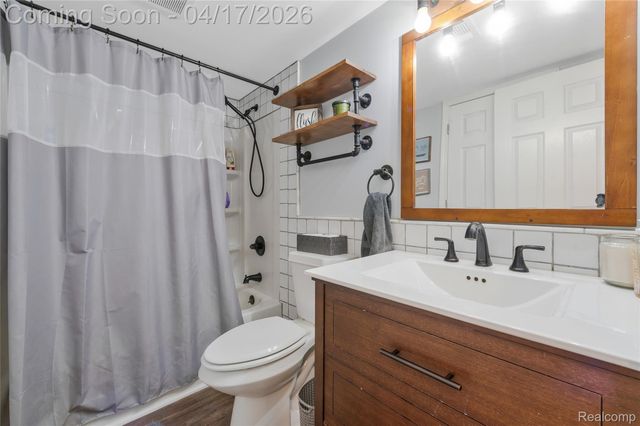 355 Sanders Road, Oxford Charter Township, MI 48371