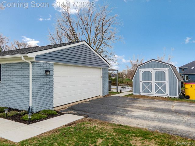 355 Sanders Road, Oxford Charter Township, MI 48371