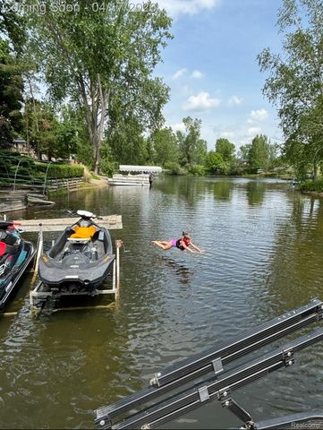 355 Sanders Road, Oxford Charter Township, MI 48371