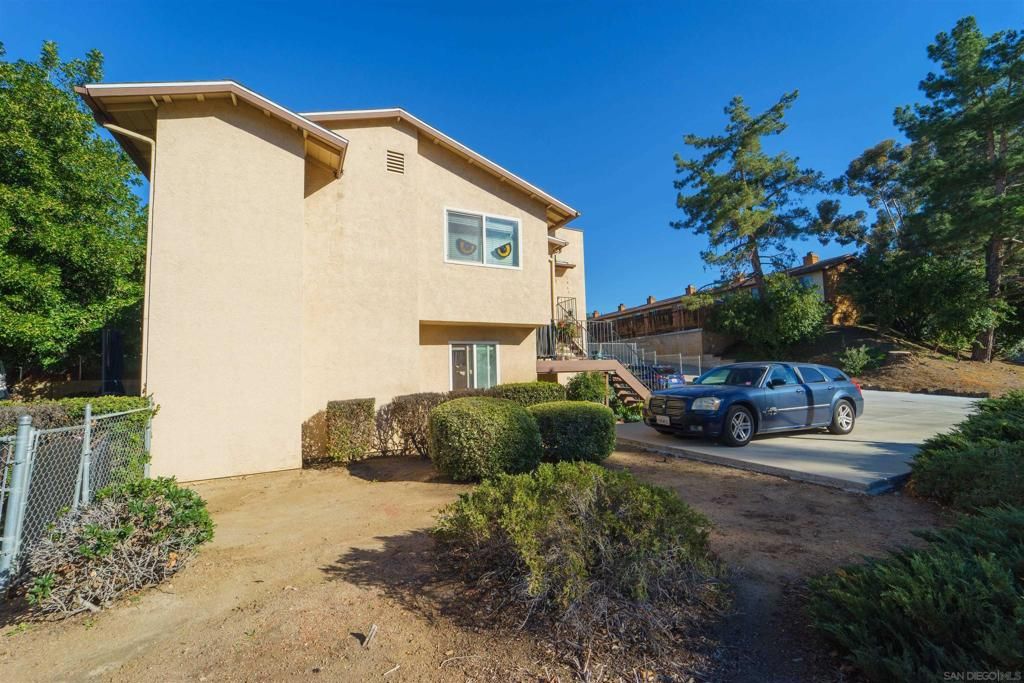 Image 4 of property listing at 1960 Arnold Way, Alpine, CA 91901