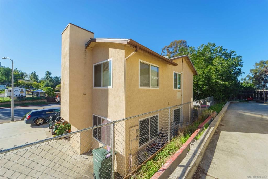 Image 5 of property listing at 1960 Arnold Way, Alpine, CA 91901