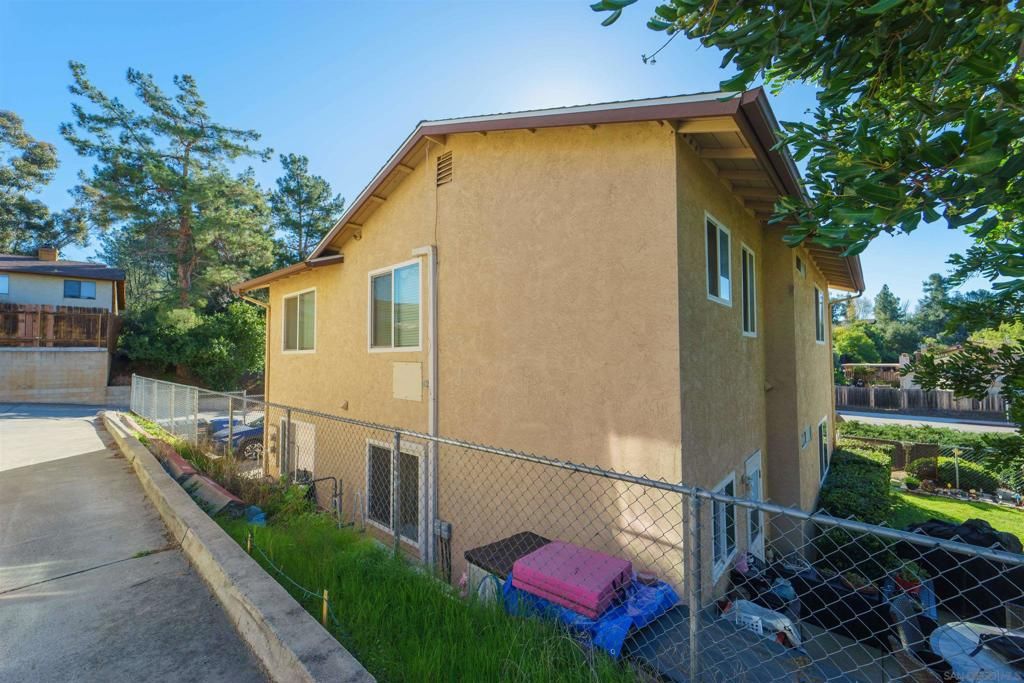 Image 7 of property listing at 1960 Arnold Way, Alpine, CA 91901