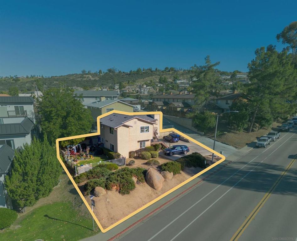 Image 8 of property listing at 1960 Arnold Way, Alpine, CA 91901