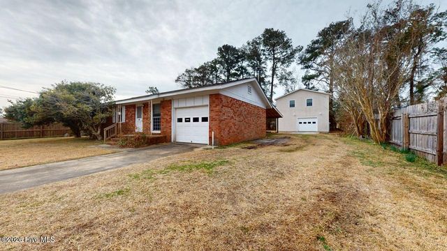 30 Berkshire Drive, Jacksonville, NC 28546