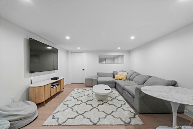 7 Midhampton Court, Quogue, NY 11959