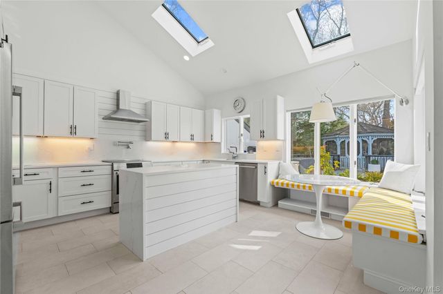 7 Midhampton Court, Quogue, NY 11959