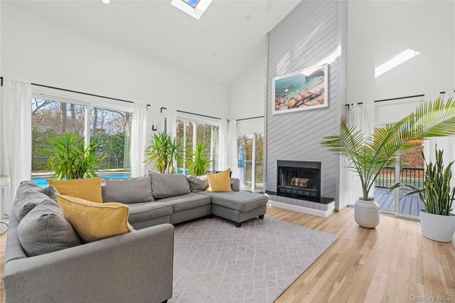 7 Midhampton Court, Quogue, NY 11959