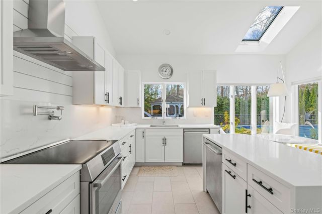 7 Midhampton Court, Quogue, NY 11959