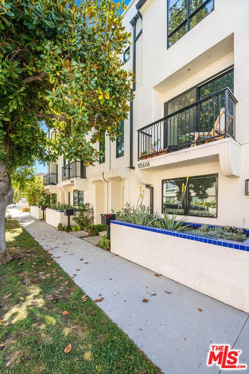 10610 W Kareen Court, Toluca Lake, CA 91602 — photo 2