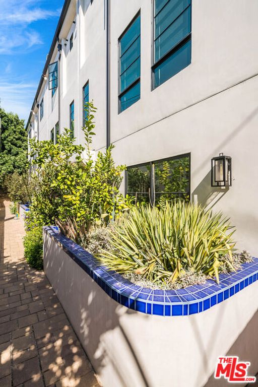 10610 W Kareen Court, Toluca Lake, CA 91602 — photo 3