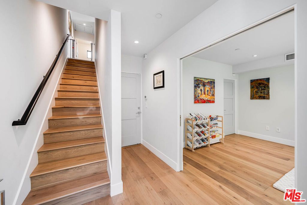 10610 W Kareen Court, Toluca Lake, CA 91602 — photo 5