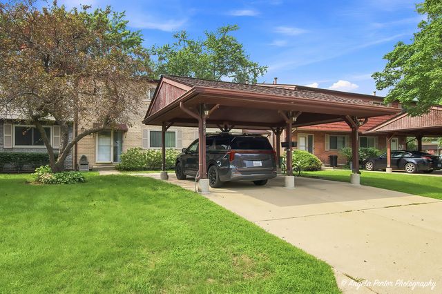 496 S Navajo Trail, Wheeling, IL 60090