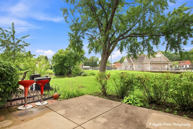 496 S Navajo Trail, Wheeling, IL 60090