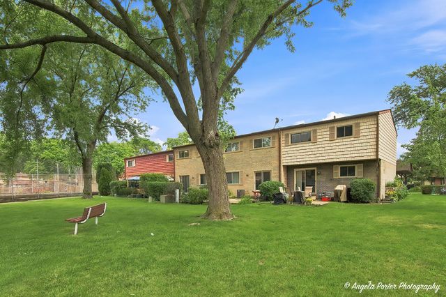 496 S Navajo Trail, Wheeling, IL 60090