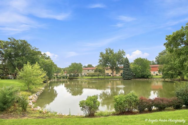 496 S Navajo Trail, Wheeling, IL 60090