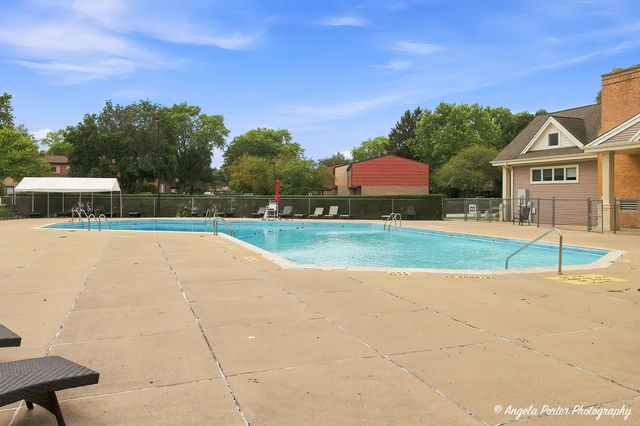 496 S Navajo Trail, Wheeling, IL 60090