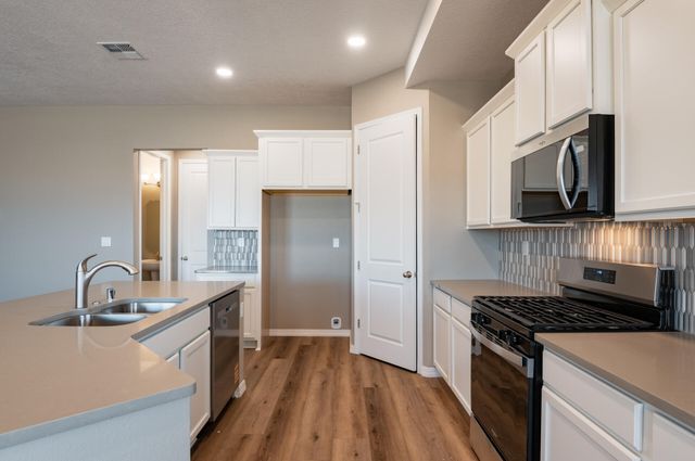 1616 Valle De Colores Street NW, Los Lunas, NM 87031