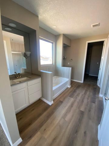 1616 Valle De Colores Street NW, Los Lunas, NM 87031