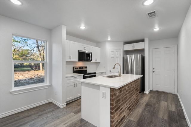 2004 W 2nd Avenue, Corsicana, TX 75110