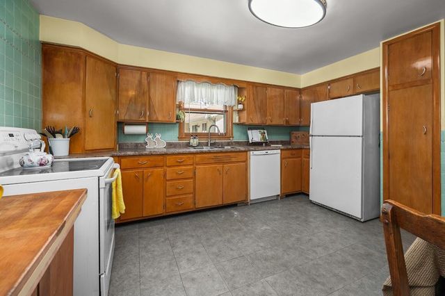 733 N Lapham STREET, Oconomowoc, WI 53066