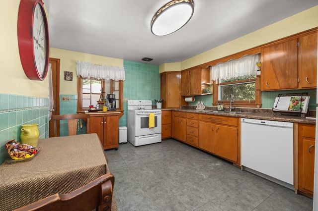 733 N Lapham STREET, Oconomowoc, WI 53066