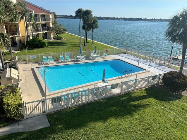 7520 SUNSHINE SKYWAY LANE S T18, St Petersburg, FL 33711