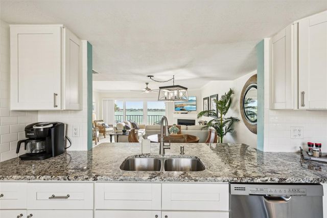 7520 SUNSHINE SKYWAY LANE S T18, St Petersburg, FL 33711