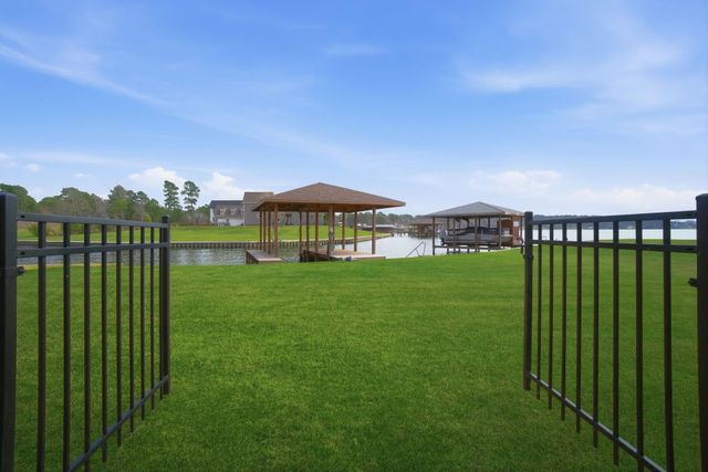 255 Peninsula Drive, Livingston, TX 77351