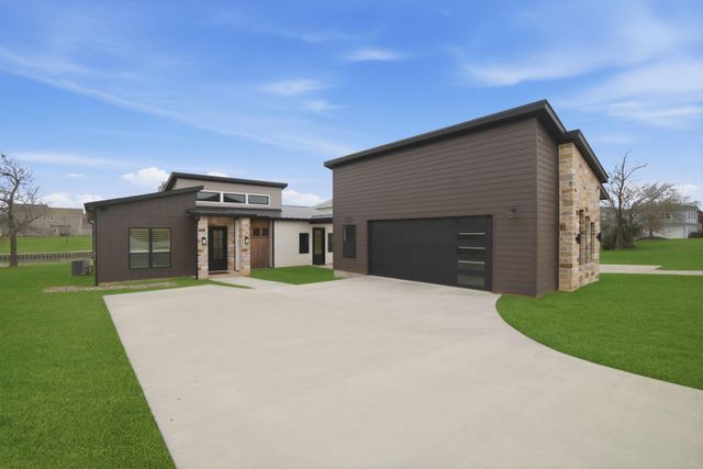 255 Peninsula Drive, Livingston, TX 77351