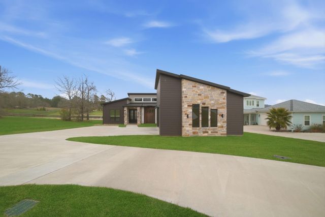 255 Peninsula Drive, Livingston, TX 77351