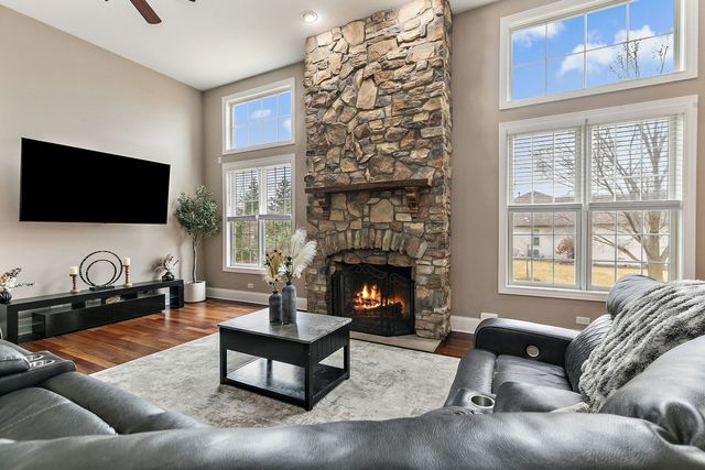 1211 Coyote Trail, Hampshire, IL 60140