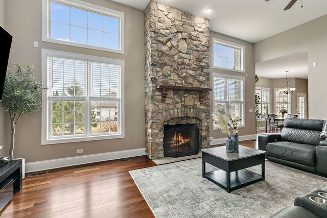 1211 Coyote Trail, Hampshire, IL 60140