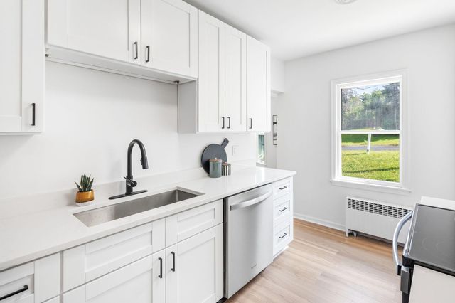 445 Lark Avenue E, Maplewood, MN 55117