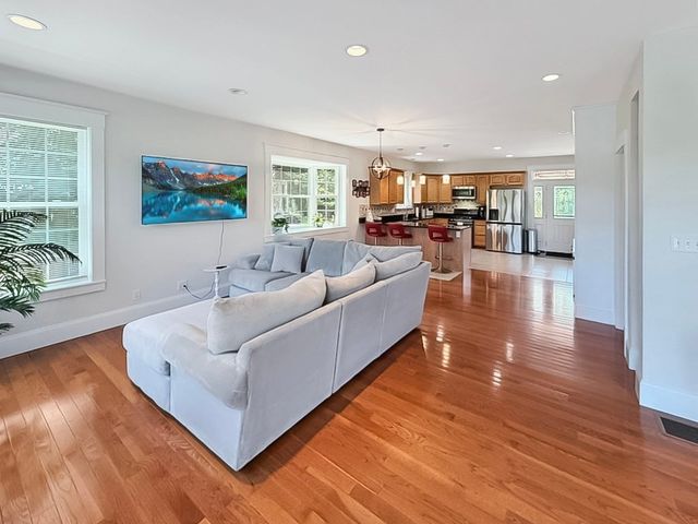 8 Dulcies Pt Rd, Kingston, NH 03848
