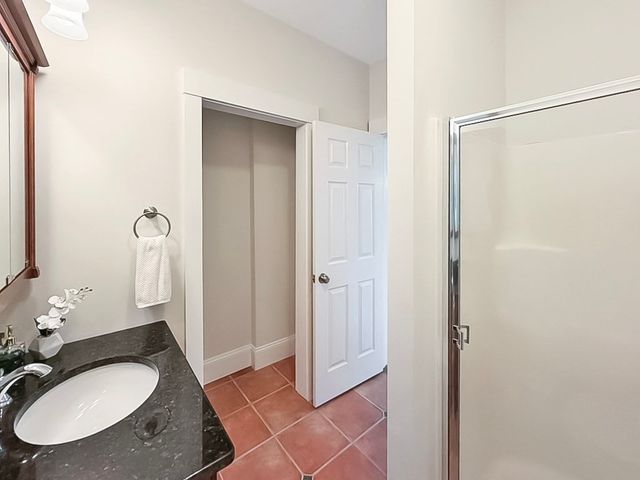 8 Dulcies Pt Rd, Kingston, NH 03848