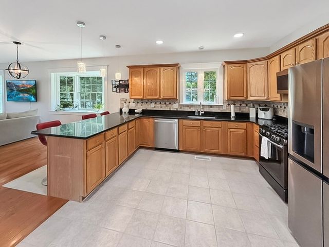 8 Dulcies Pt Rd, Kingston, NH 03848