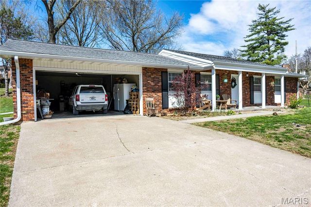 30 Satellite Drive, Hannibal, MO 63401